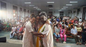 Abraço entre Calila das Mercês, Conceição Evaristo e Eliana Alves Cruz no I Fliparacatu (Foto: Ranch Films)